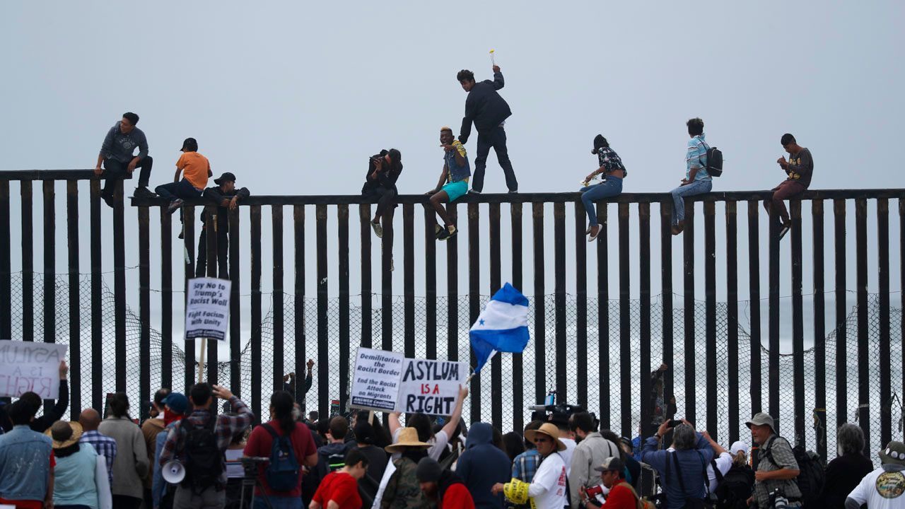 Illegal Caravan Migrants Climb Fence At Southern Border Where Is The Damn Military Damit