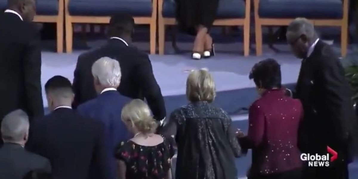 Is Hillary Clinton Helping 2 People At The Aretha Franklin Funeral? HaHa